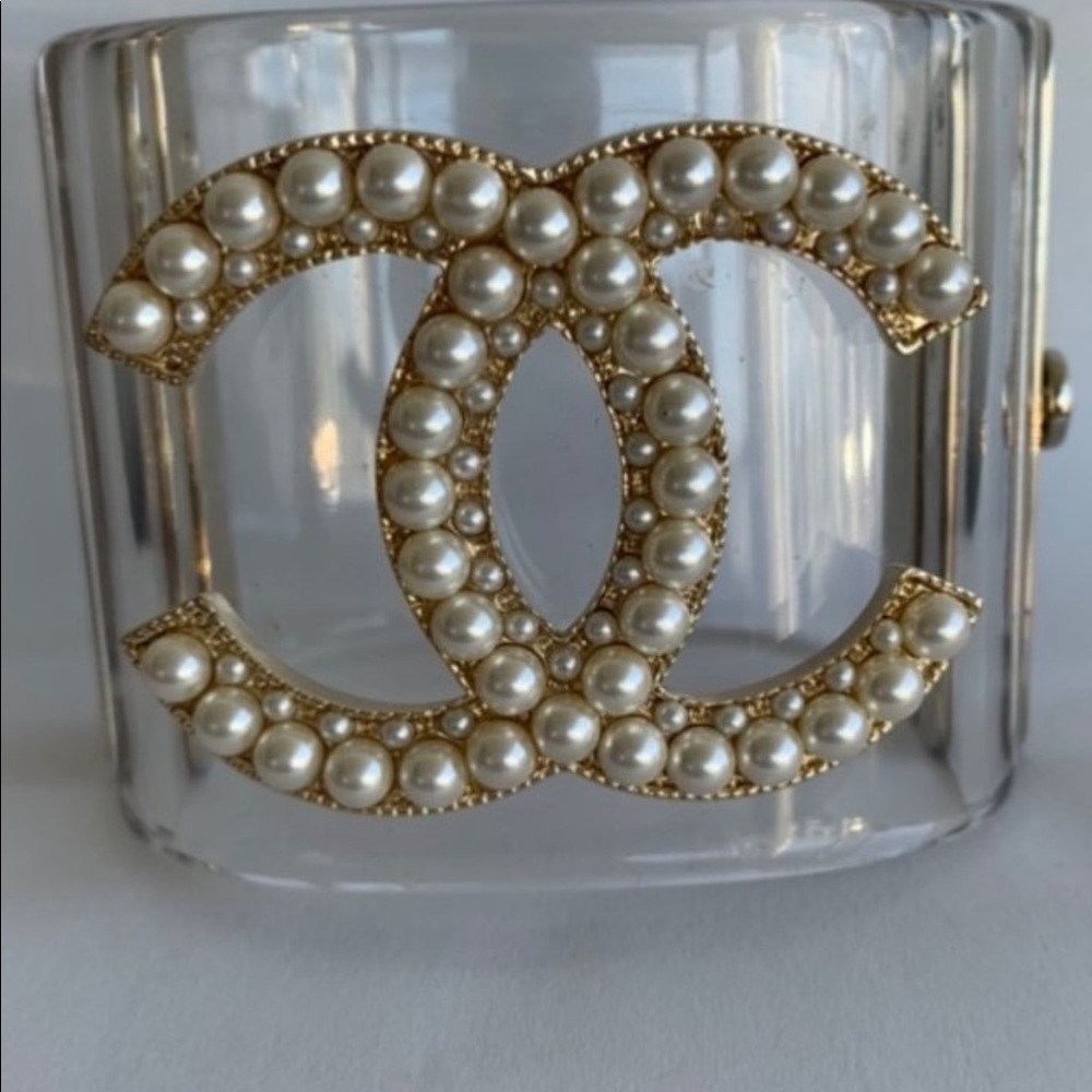 CHANEL CC LOGO PEARL CUFF